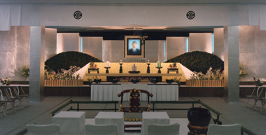 大規模オリジナル生花祭壇事例　～社屋内における社葬装飾の仕様～