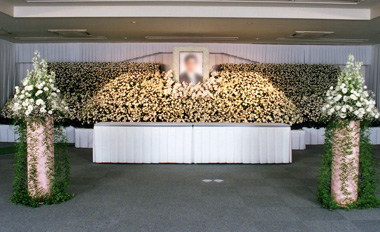 大規模オリジナル生花祭壇事例　～社葬　社屋内における装飾の仕様～