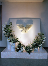 大規模オリジナル生花祭壇事例　～社葬　会社正面玄関飾り付けの仕様～