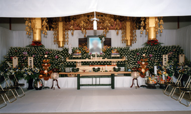中規模オリジナル生花祭壇事例　寺院デザイン祭壇（和洋ミックス）