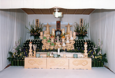 オリジナル生花祭壇事例　～小規模白木デザイン脇祭壇～