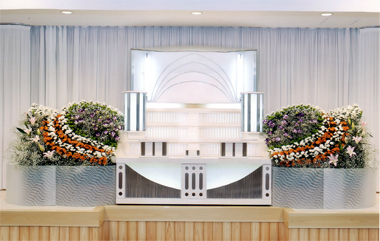 中規模オリジナル生花祭壇事例　～デザイン脇祭壇～